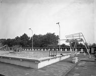 54073 Gezicht op een van de zwembaden en de kleedhokjes van de zweminrichting Het Noorderbad (Boisotstraat 25) te Utrecht.